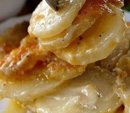Easy & Delicious Cheesy Garlic Scalloped Potato