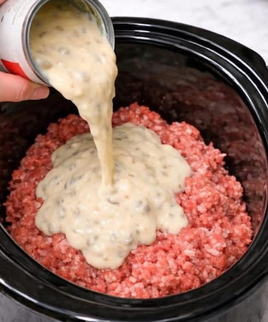 Creamy Slow Cooker Beef & Mushroom Noodle Casserole (Amish-Style Comfort Classic)