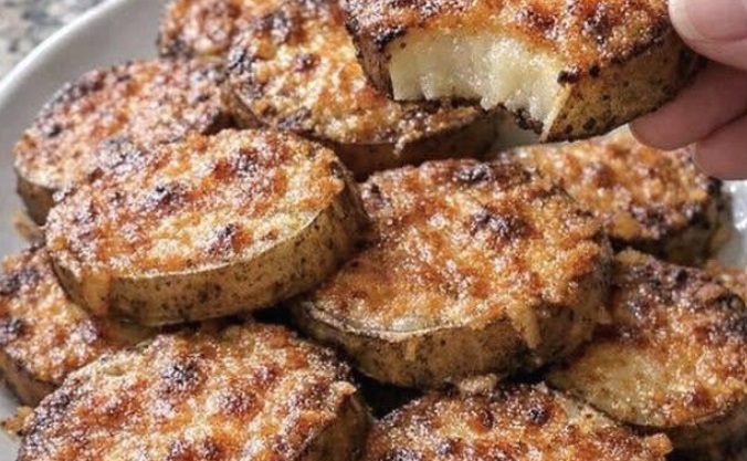 5-Ingredient Slow Cooker Summer Potluck Crispy Cheese Potato Rounds